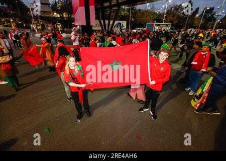 Melbourne, Australien. 24. Juli 2023. Marokkanische Fans halten ihre Flagge vor dem FIFA Women's World Cup Australia & Neuseeland 2023 Group Match zwischen Deutschland und Marokko im Melbourne Rectangular Stadium. Deutschland gewann das Spiel 6:0. Kredit: SOPA Images Limited/Alamy Live News Stockfoto