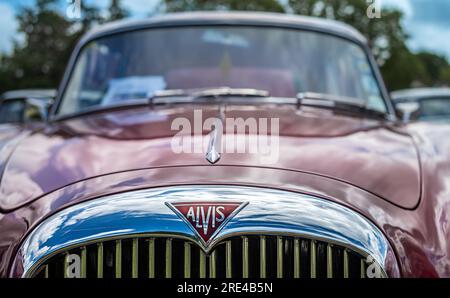 Das Namensschild und die Motorhaube für eine Limousine der Klasse Alvis TD21 ab 1961 werden auf einer Oldtimer-Ausstellung in Storrington, West Sussex, Großbritannien, ausgestellt. Stockfoto