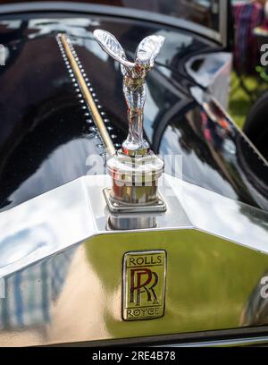 Die berühmte Skulptur „Spirit of Ecstasy“ mit dem Maskottchen „Spirit of Ecstasy“ und das Rolls-Royce-Logo auf dem Kühlergrill einer 1928 Rolls-Royce Park ward Landaulette Stockfoto