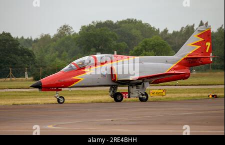 Spanisches CASA C-101 Aviojet-Ausstellungsteam „Patrulla Águila“ auf der Royal International Air Tattoo 2023 Stockfoto