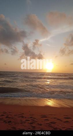 Machen Sie einen perfekten Sonnenuntergang am Mount-lavinia Beach, einem der schönsten Strände in Sri Lanka. Es ist auch einer der meistbesuchten Strände, Familien und Kinder aus allen Gesellschaftsschichten lieben es hier. Sri Lanka. Stockfoto