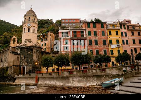 Glockenturm im gotisch-ligurischen Stil Santa Margherita d' Antiochia in Vernazza, Italien, eine der fünf Städte der Cinque Terre. Stockfoto