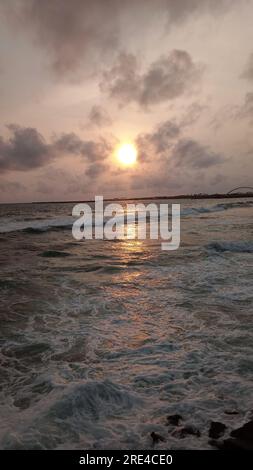 Machen Sie einen perfekten Sonnenuntergang am Mount-lavinia Beach, einem der schönsten Strände in Sri Lanka. Es ist auch einer der meistbesuchten Strände, Familien und Kinder aus allen Gesellschaftsschichten lieben es hier. Sri Lanka. Stockfoto