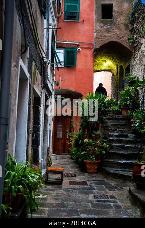 Tonnenbogen und Steintreppe im ligurischen Fischerdorf Vernazza, Cinque Terre, Italien. Stockfoto