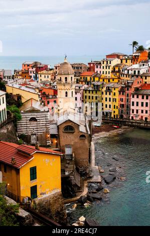 Glockenturm im gotisch-ligurischen Stil Santa Margherita d' Antiochia in Vernazza, Italien, eine der fünf Städte der Cinque Terre. Stockfoto