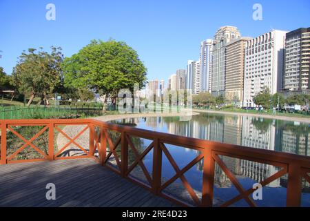 Wunderschöne Aussicht auf Abu Dhabis berühmte Türme, Gebäude und Parks am Morgen von der corniche Stockfoto