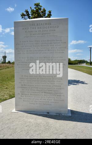 White Stone Informationstafeln am Eingang zum British Normandy Memorial. Stockfoto