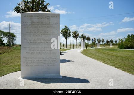 White Stone Informationstafeln am Eingang zum British Normandy Memorial. Stockfoto