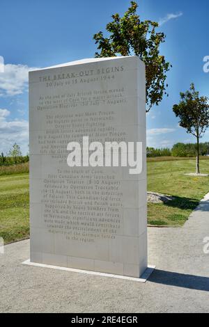 White Stone Informationstafeln am Eingang zum British Normandy Memorial. Stockfoto