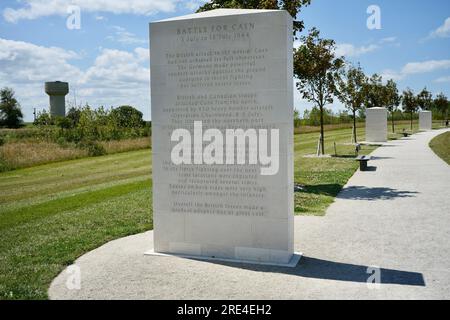 White Stone Informationstafeln am Eingang zum British Normandy Memorial. Stockfoto