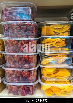 Getrocknete Früchte im Geschäft – gefriergetrocknete Kirschen und Mangos in Kunststoffbehältern Stockfoto