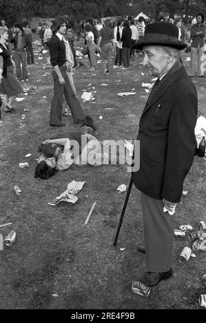 Erinnerungen. Klug gekleideter alter Mann beim Brockwell Park Konzert 1978. Vielleicht erinnern wir uns an die Vergangenheit. Brockwell Park in der Nähe von Brixton South London 1970s UK HOMER SYKES. Stockfoto