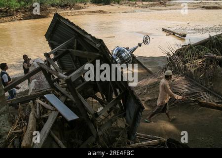 Ein einheimischer Mandailing-Mann sah Spaziergänge neben den Trümmern der Moschee nach einer Blitzflutkatastrophe, die sechs Dörfer im Muara Batang Gadis District, Mandailing Natal District, North Sumatra Province, Indonesien am 15. September 2009 traf. Zeuge aus dem Dorf Lubuk Kapundung am 01. Oktober 2009. Insgesamt starben 15 Menschen, während noch 30 andere gesucht werden. Die Überschwemmungen geschahen angeblich aufgrund von Holzplünderungen im Naturschutzgebiet Lubuk Raya. Foto: Aditya Sutanta/ABACAPRESS.COM Kredit: Abaca Press/Alamy Live News Stockfoto