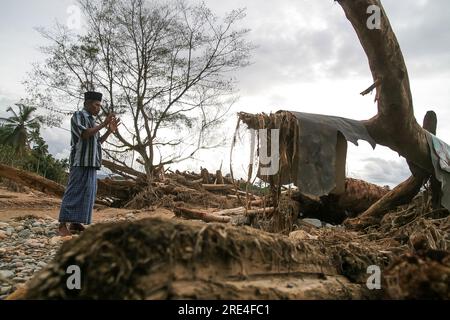 Indonesien. 30. September 2009. Ein einheimischer Mandailing-Mann, gesehen während er zwischen den deris der Bäume betete, während eine Naturkatastrophe nach einer Blitzflut stattfand, die sechs Dörfer im Unterbezirk Muara Batang Gadis, Mandailing Natal, Provinz Nord-Sumatra, Indonesien am 15. September 2009 traf. Zeuge aus dem Dorf Lubuk Kapundung am 30. September 2009. Insgesamt starben 15 Menschen, während noch 30 andere gesucht werden. Die Überschwemmungen geschahen angeblich aufgrund von Holzplünderungen im Naturschutzgebiet Lubuk Raya. Foto: Aditya Sutanta/ABACAPRESS.COM Kredit: Abaca Press/Alamy Live News Stockfoto