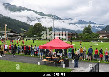 Bramberg Am Wildkogel, Österreich. 24. Juli 2023. Fußball: 1. Bundesliga, 1. FC Union Berlin, Trainingslager in Bramberg am Wildkogel in der Smaragdarena Bramberg, Fußballfans folgen dem Training von 1. FC Union Berlin. Kredit: Matthias Koch/dpa/Alamy Live News Stockfoto