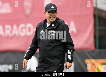 Bramberg Am Wildkogel, Österreich. 24. Juli 2023. Fußball: 1. Bundesliga, 1. FC Union Berlin, Trainingslager in Bramberg am Wildkogel in Smaragdarena Bramberg, der Trainer von Union Urs Fischer lächelt auf dem Trainingsgelände. Kredit: Matthias Koch/dpa/Alamy Live News Stockfoto