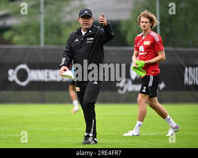 Bramberg Am Wildkogel, Österreich. 24. Juli 2023. Fußball: 1. Bundesliga, 1. FC Union Berlin, Trainingslager in Bramberg am Wildkogel in Smaragdarena Bramberg, Gewerkschaftstrainer Urs Fischer gibt Kommandos. Kredit: Matthias Koch/dpa/Alamy Live News Stockfoto