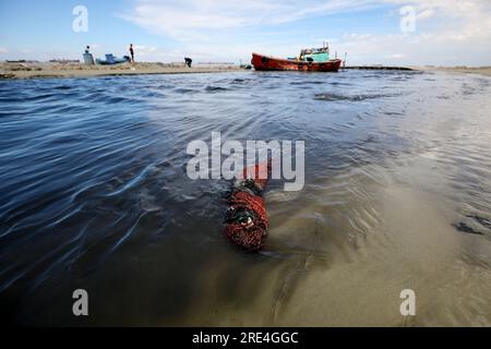 25. Juli 2023, Bangladesch das gesamte Abwasser der Stadt geht durch Kanäle ins Meer. Sie verschmutzt die Meeresumwelt. Das Foto wurde von AKM gemacht Stockfoto