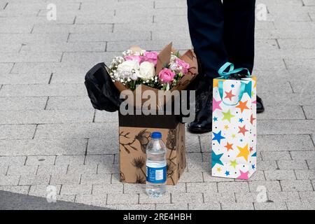 Blumen und Geschenktüte am Abschlusstag der Warwick University, Großbritannien Stockfoto