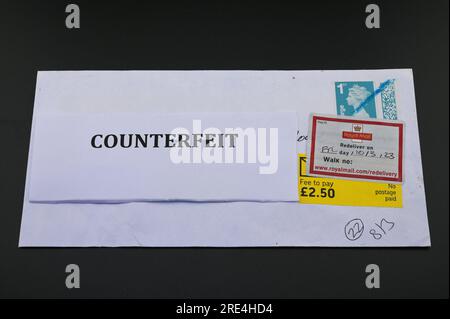 England, 25. Juli 2023: Wenn ein gefälschter Royal Mail-Stempel per Post entdeckt wird, wird er zurückgehalten, bis der Empfänger eine Gebühr bezahlt, da er als „kein Porto bezahlt“ vermerkt ist. - Gefälschte Royal Mail-Strichcodes werden auf eBay zu einem Bruchteil des Originalpreises verkauft. Bögen mit 50 Briefmarken werden ab 15 Pfund (GBP) verkauft und sehen für den ahnungslosen Blick echt aus. Unter UV-Licht sind jedoch kleine Unterschiede zu erkennen. Kredit: Stop Press Media/Alamy Live News Stockfoto