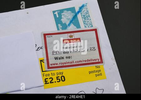 England, 25. Juli 2023: Wenn ein gefälschter Royal Mail-Stempel per Post entdeckt wird, wird er zurückgehalten, bis der Empfänger eine Gebühr bezahlt, da er als „kein Porto bezahlt“ vermerkt ist. - Gefälschte Royal Mail-Strichcodes werden auf eBay zu einem Bruchteil des Originalpreises verkauft. Bögen mit 50 Briefmarken werden ab 15 Pfund (GBP) verkauft und sehen für den ahnungslosen Blick echt aus. Unter UV-Licht sind jedoch kleine Unterschiede zu erkennen. Kredit: Stop Press Media/Alamy Live News Stockfoto