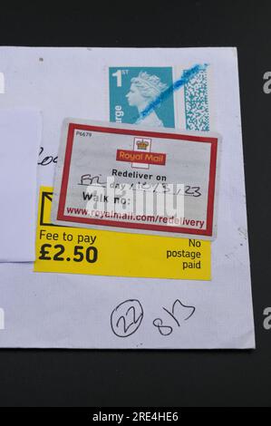 England, 25. Juli 2023: Wenn ein gefälschter Royal Mail-Stempel per Post entdeckt wird, wird er zurückgehalten, bis der Empfänger eine Gebühr bezahlt, da er als „kein Porto bezahlt“ vermerkt ist. - Gefälschte Royal Mail-Strichcodes werden auf eBay zu einem Bruchteil des Originalpreises verkauft. Bögen mit 50 Briefmarken werden ab 15 Pfund (GBP) verkauft und sehen für den ahnungslosen Blick echt aus. Unter UV-Licht sind jedoch kleine Unterschiede zu erkennen. Kredit: Stop Press Media/Alamy Live News Stockfoto