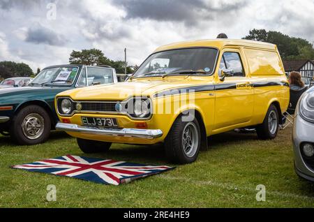 Ein seltener, leuchtend gelber Ford Escort Mk1-Kleinbus aus dem Jahr 1973 wird auf einer Oldtimer-Ausstellung in Storrington, West Sussex, Großbritannien, ausgestellt. Stockfoto