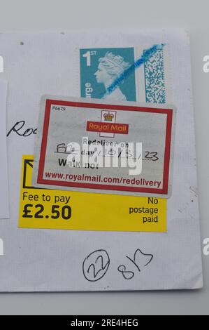 England, 25. Juli 2023: Wenn ein gefälschter Royal Mail-Stempel per Post entdeckt wird, wird er zurückgehalten, bis der Empfänger eine Gebühr bezahlt, da er als „kein Porto bezahlt“ vermerkt ist. - Gefälschte Royal Mail-Strichcodes werden auf eBay zu einem Bruchteil des Originalpreises verkauft. Bögen mit 50 Briefmarken werden ab 15 Pfund (GBP) verkauft und sehen für den ahnungslosen Blick echt aus. Unter UV-Licht sind jedoch kleine Unterschiede zu erkennen. Kredit: Stop Press Media/Alamy Live News Stockfoto