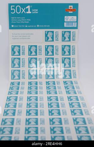 England, 25. Juli 2023: Fake Royal Mail 1. Class Large Letter Stamps - Counterfeit Royal Mail Stamps sind auf eBay zu einem Bruchteil des Originalpreises erhältlich. Bögen mit 50 Briefmarken werden ab 15 Pfund (GBP) verkauft und sehen für den ahnungslosen Blick echt aus. Unter UV-Licht sind jedoch kleine Unterschiede zu erkennen. Kredit: Stop Press Media/Alamy Live News Stockfoto