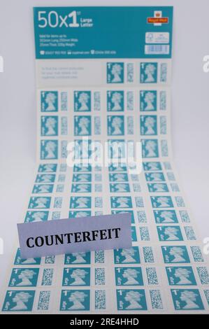 England, 25. Juli 2023: Fake Royal Mail 1. Class Large Letter Stamps - Counterfeit Royal Mail Stamps sind auf eBay zu einem Bruchteil des Originalpreises erhältlich. Bögen mit 50 Briefmarken werden ab 15 Pfund (GBP) verkauft und sehen für den ahnungslosen Blick echt aus. Unter UV-Licht sind jedoch kleine Unterschiede zu erkennen. Kredit: Stop Press Media/Alamy Live News Stockfoto