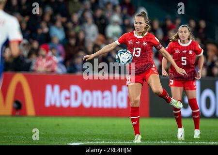 Hamilton, Hamilton, Neuseeland. 25. Juli 2023. Schweizer Mittelfeldspieler LIA WALTI #13 übergibt den Ball in der zweiten Hälfte des Spiels der FIFA WomenÃs Weltmeisterschaft A gegen Norwegen 2023 im Waikato Stadium in Hamilton, Neuseeland. Das Ergebnis endete mit einem Gleichstand Schweiz 0: Norwegen 0. (Kreditbild: © Ira L. Black/ZUMA Press Wire) NUR REDAKTIONELLE VERWENDUNG! Nicht für den kommerziellen GEBRAUCH! Kredit: ZUMA Press, Inc./Alamy Live News Stockfoto