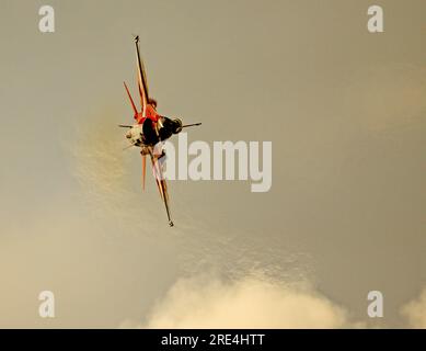 Dänische F-16, in Dannebrog-Sonderlivette, während der Ausstellung, auf der Royal International Air Tattoo 2023 Stockfoto