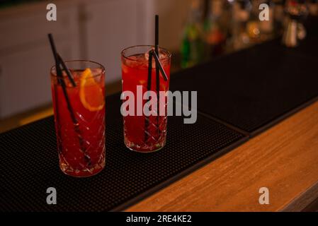 Zwei Cocktails im Glas an der Bar. Stockfoto