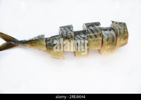 Kaltgeräucherte Makrele, in Scheiben auf weißem Hintergrund geschnitten. Draufsicht. Gourmetessen. Stockfoto