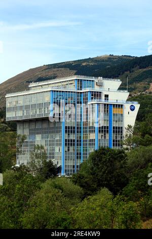 Installationen des Solarofens CNRS in der Nähe von Font Romeu. Pyrenees-Orientales, Odeillo, Frankreich Stockfoto