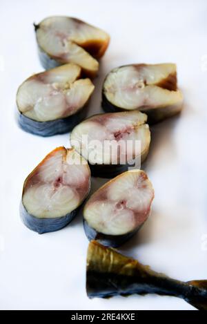 Kaltgeräucherte Makrele, in Scheiben auf weißem Hintergrund geschnitten. Draufsicht. Gourmetessen. Stockfoto