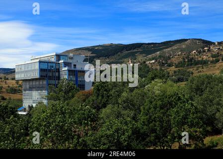 Installationen des Solarofens CNRS in der Nähe von Font Romeu. Pyrenees-Orientales, Odeillo, Frankreich Stockfoto