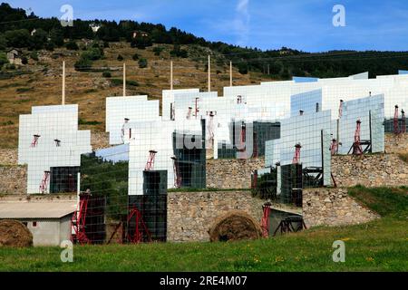 Installationen des Solarofens CNRS in der Nähe von Font Romeu. Pyrenees-Orientales, Odeillo, Frankreich Stockfoto