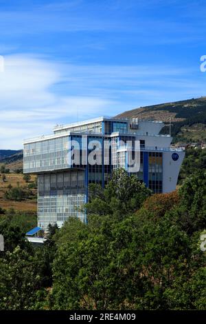 Installationen des Solarofens CNRS in der Nähe von Font Romeu. Pyrenees-Orientales, Odeillo, Frankreich Stockfoto