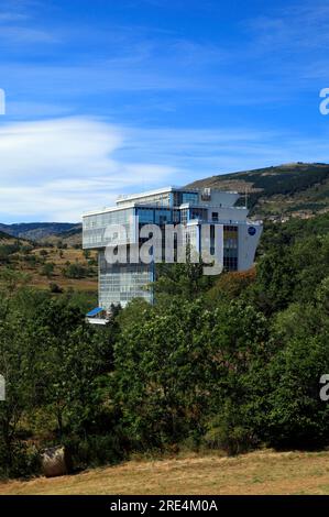 Installationen des Solarofens CNRS in der Nähe von Font Romeu. Pyrenees-Orientales, Odeillo, Frankreich Stockfoto