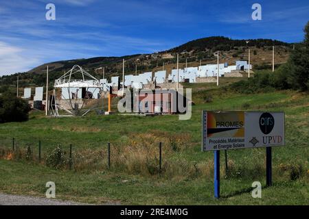 Installationen des Solarofens CNRS in der Nähe von Font Romeu. Pyrenees-Orientales, Odeillo, Frankreich Stockfoto