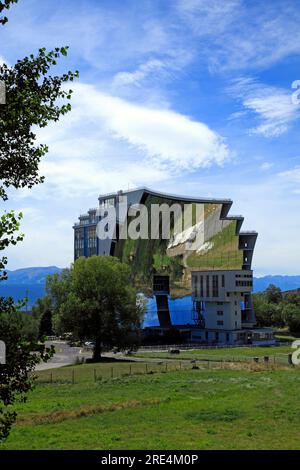 Installationen des Solarofens CNRS in der Nähe von Font Romeu. Pyrenees-Orientales, Odeillo, Frankreich Stockfoto