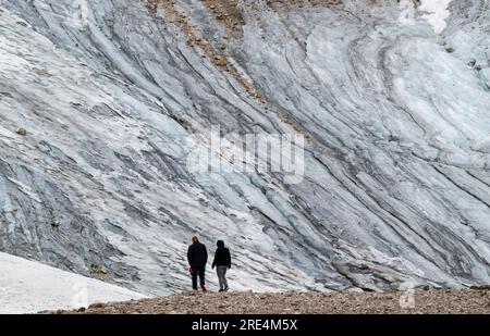 Garmisch Partenkirchen, Deutschland. 25. Juli 2023. Touristen stehen vor den Überresten des Gletschers auf der Zugspitze. Kredit: Peter Kneffel/dpa/Alamy Live News Stockfoto