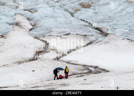 Garmisch Partenkirchen, Deutschland. 25. Juli 2023. Touristen laufen auf den Überresten des Gletschers auf der Zugspitze. Kredit: Peter Kneffel/dpa/Alamy Live News Stockfoto