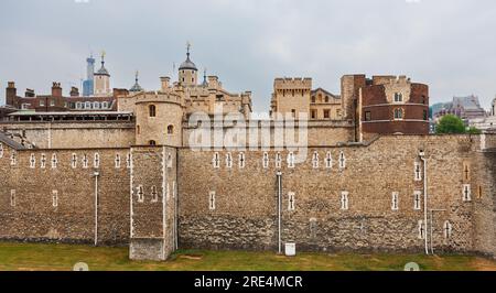 London, Vereinigtes Königreich - 6. Mai 2011: Tower of London. Östliche Mauer und Türme der historischen Burg und des Gefängnisses. Stockfoto