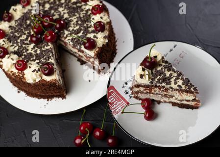 Kirsche, rote Beere zerbröselt in Backform. Grauer Hintergrund. Stockfoto