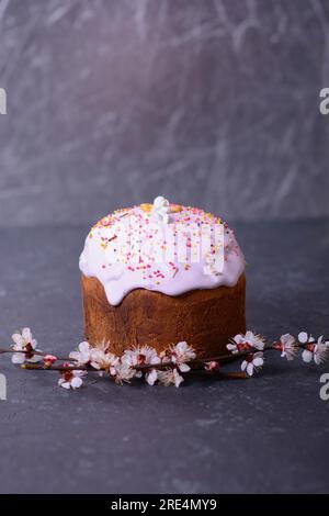 Frisch gebackenes hausgemachtes Osterbrot, natürlich gefärbte Eier und Frühlingsblumen. Stockfoto
