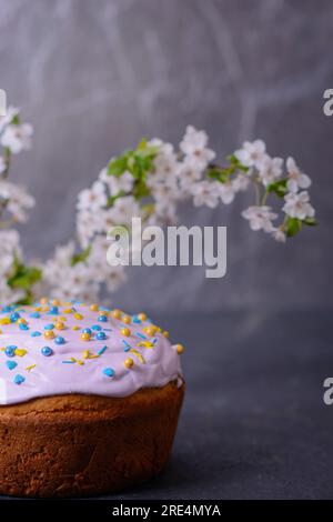Frisch gebackenes hausgemachtes Osterbrot, natürlich gefärbte Eier und Frühlingsblumen. Stockfoto