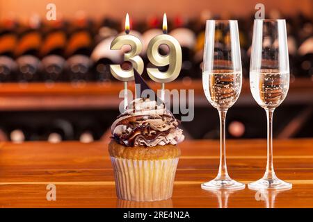 Cupcake Mit Nummer Für Geburtstags- Oder Jubiläumsfeier; Nummer 39. Stockfoto