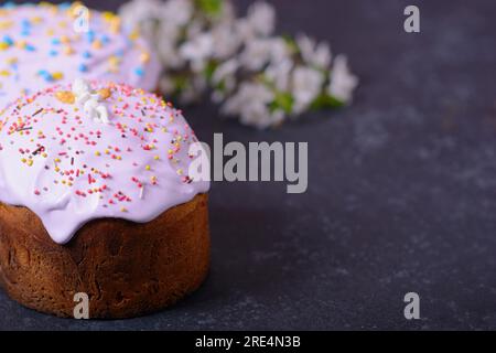 Frisch gebackenes hausgemachtes Osterbrot, natürlich gefärbte Eier und Frühlingsblumen. Stockfoto